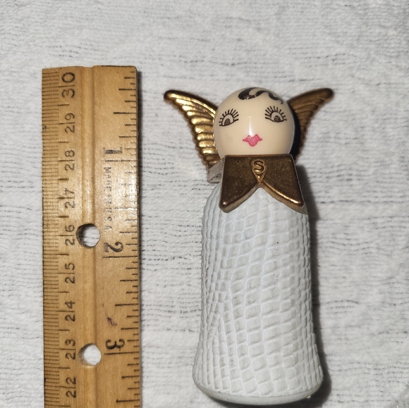 Vintage Angel salt and pepper shaker. - Picture 2 of 14